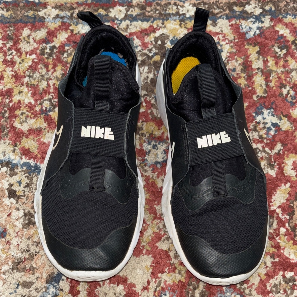 Nike Flex 2 Black and White Sneakers size 5.5